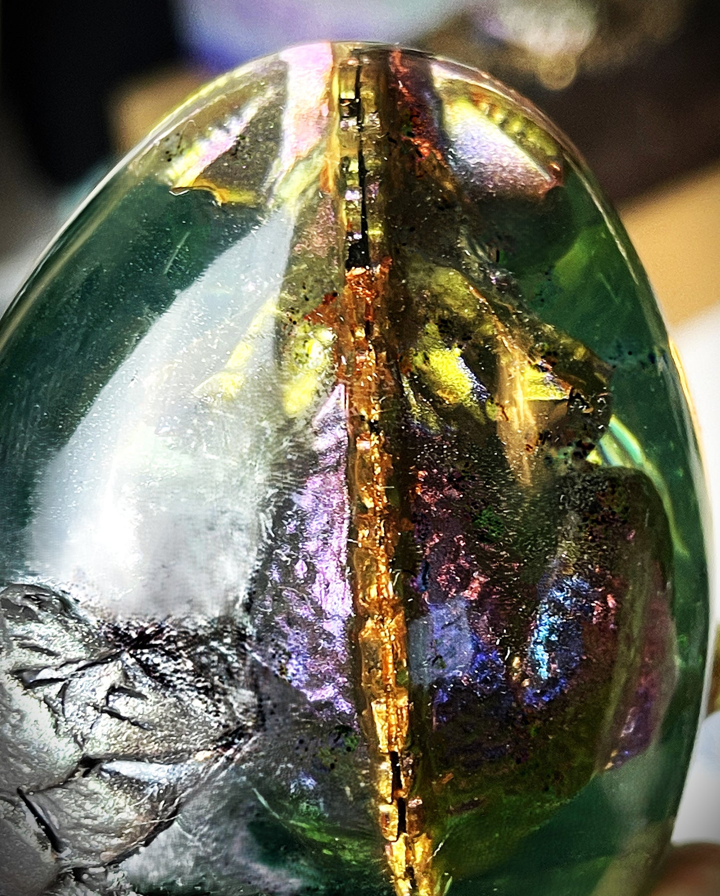 Quetziri Legendary Dragon Egg with Lighted Base